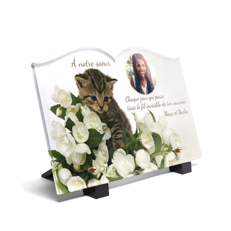 Plaque funéraire chaton-sur-fleurs-blanches-forme-livre 20 plapuedacaes.com