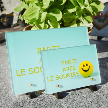 Plaque funéraire smiley-drole 10 plapuedacaes.com
