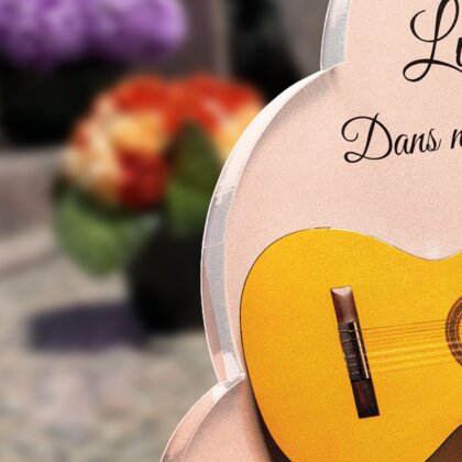 Plaque funéraire guitare-jaune-sur-fond-rose-forme-nuage 13 plapuedacaes.com
