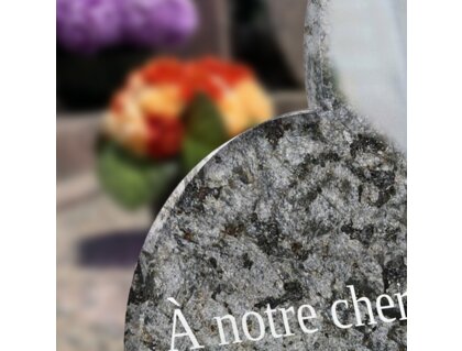 Plaque funéraire livre-granite-gris-forme-coeur 30 plapuedacaes.com
