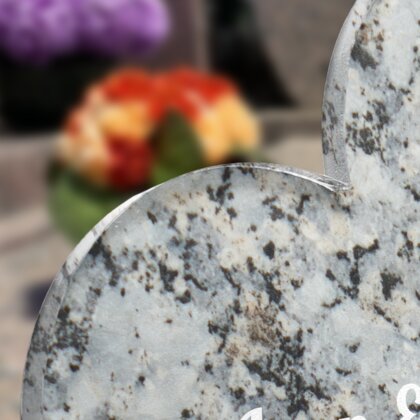 Plaque funéraire livre-granite-gris-forme-double-coeur 8 plapuedacaes.com
