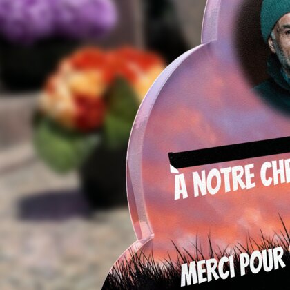 Plaque funéraire chasseur-sous-ciel-rouge-forme-nuage 10 plapuedacaes.com
