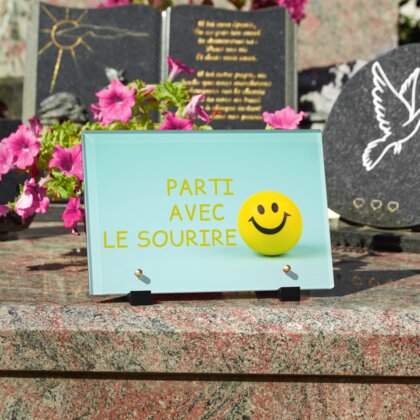 Plaque funéraire smiley-drole 22 plapuedacaes.com
